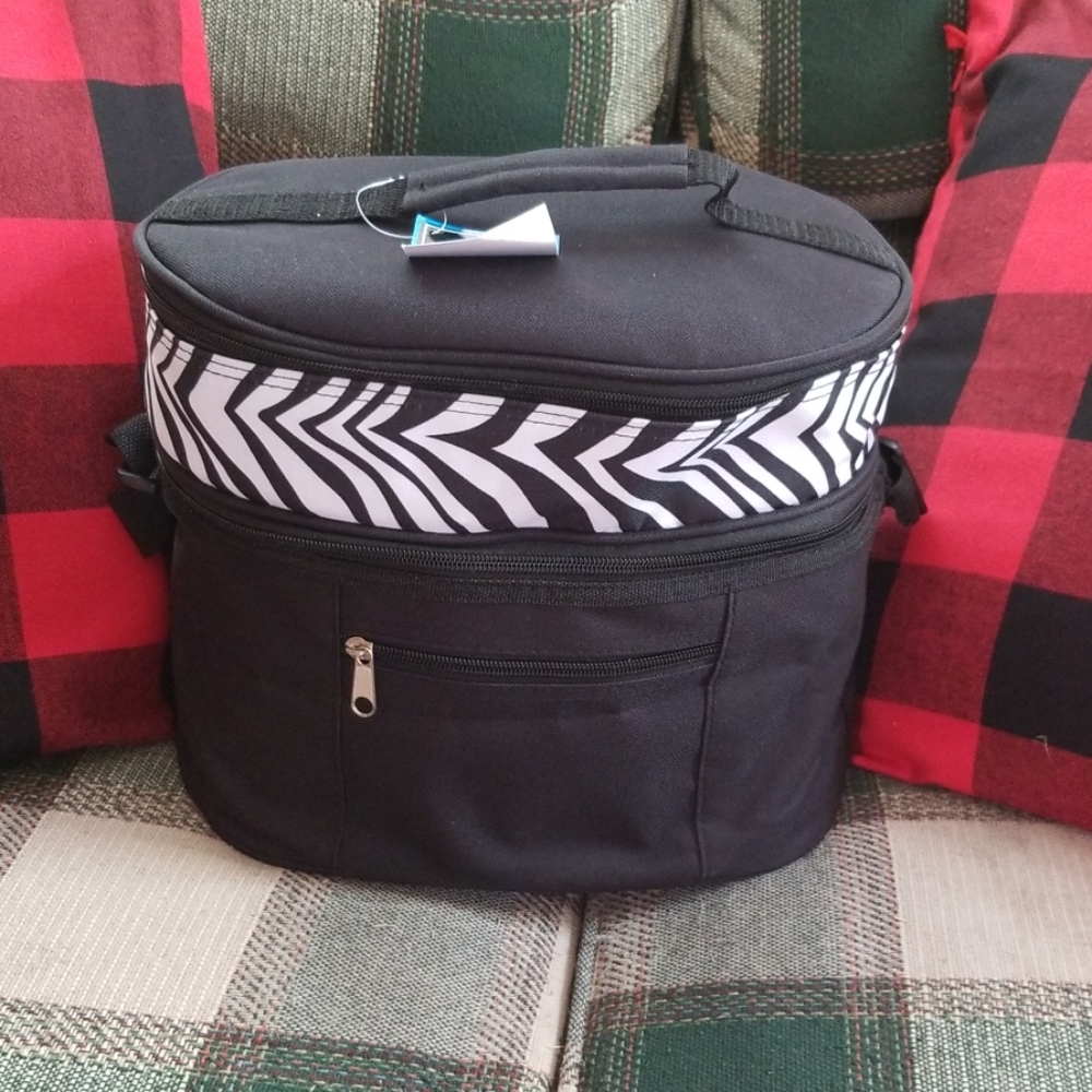 Insulated picnic bag with utensils